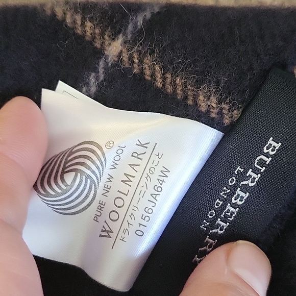 (SOLD)Authentic Burberry lap wool blanket/wrap - Picture 4 of 4